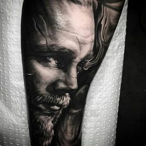tatuaje Ragnar Vikings antebrazo