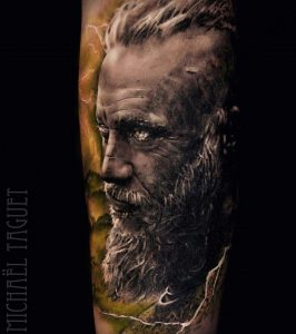 tatuaje Ragnar vikingos a color