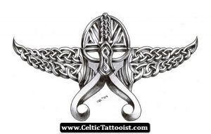 tatuaje casco celta vikingo con alas