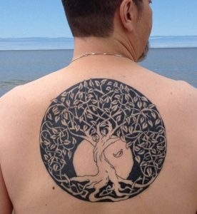 tatuaje celtico arbol de la vida espalda