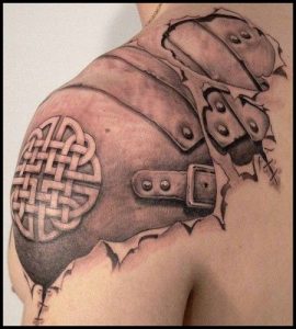 tatuaje celtico hombre piel levantada realista