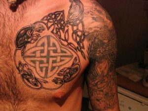 tatuaje celtico pecho y brazo hombre