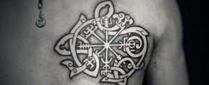 tatuaje compas vikingo pecho hombre