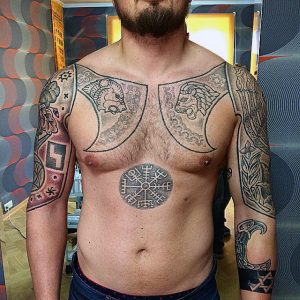 tatuaje hachas vikingas cuerpo compas celta