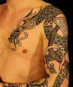 tatuaje noruego hombres pecho