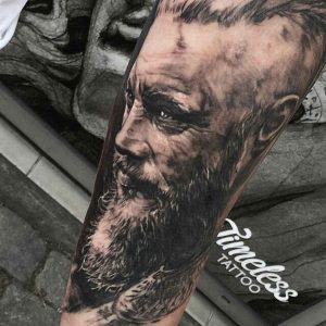 tatuaje ragnar brazo 2