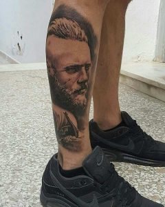 tatuaje ragnar serie vikings pierna gemelo