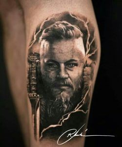 tatuaje ragnar vikings espada