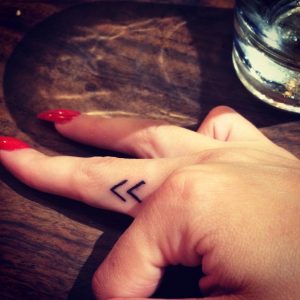tatuaje runa dedo mujer