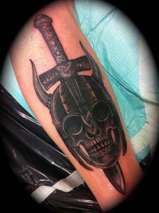 tatuaje vikingo calavera casco espada