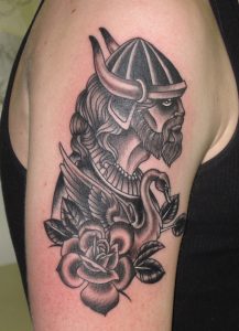 tatuaje vikingo casco brazo mujer