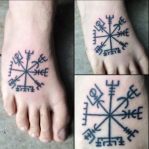 tatuaje vikingo compas celta pie