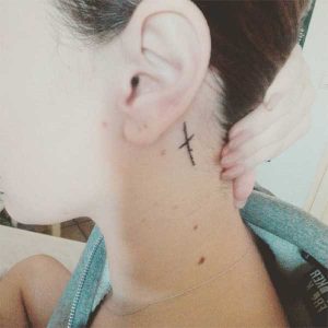 tatuaje vikingo cuello simple mujer