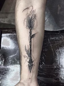 tatuaje vikingo fecha blanco y negro simple antebrazo