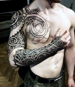 tatuaje vikingo hombre brazo pecho