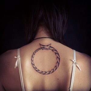 tatuaje vikingo mujer espalda 2