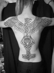 tatuaje vikingo mujer espalda 3
