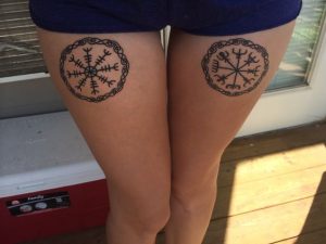 tatuaje vikingo para mujer compas celta piernas