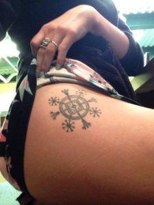 tatuaje vikingo para mujer muslo pierna culo celta